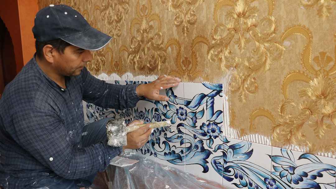 نصب کاشی و سرامیک روی  دیوار