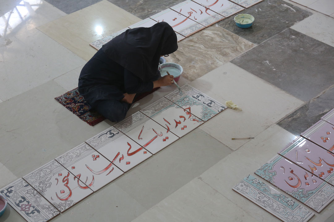تولید کاشی سنتی در کارگاه