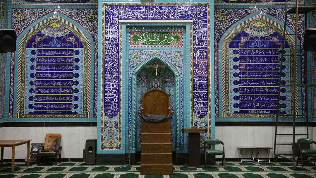 طراحی داخلی مسجد با محراب و منبر